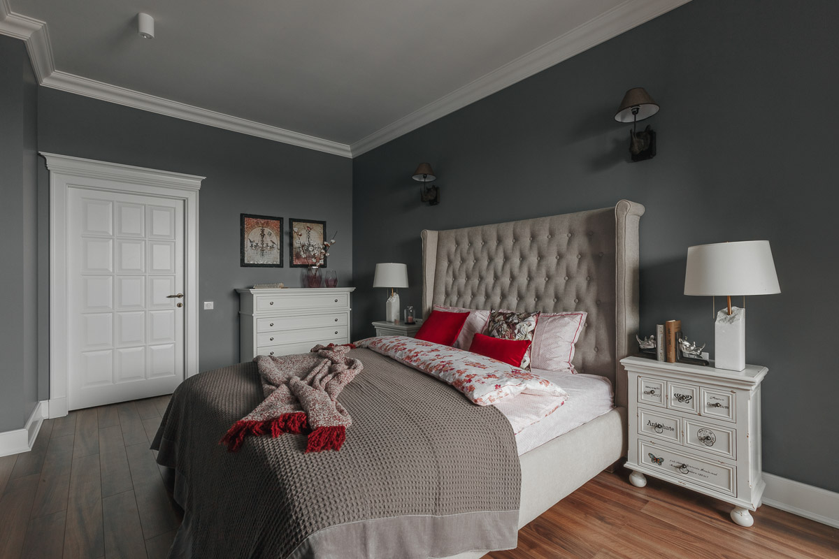 Архитектурная компания ADS GROUP DESIGN совместно с мультибрендовым шоу-румом декора Komod Büro успешно завершили воплощение нового дизайн-проекта. Итогом совместной работы стала квартира в стиле “классика” с элементами эклектичной мебели.