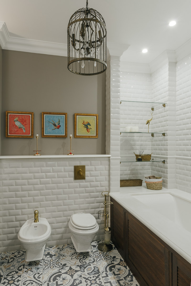 Архитектурная компания ADS GROUP DESIGN совместно с мультибрендовым шоу-румом декора Komod Büro успешно завершили воплощение нового дизайн-проекта. Итогом совместной работы стала квартира в стиле “классика” с элементами эклектичной мебели.