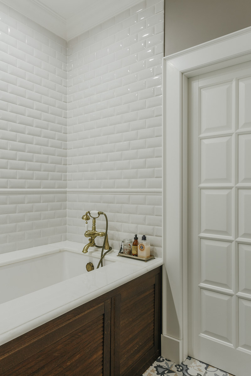 Архитектурная компания ADS GROUP DESIGN совместно с мультибрендовым шоу-румом декора Komod Büro успешно завершили воплощение нового дизайн-проекта. Итогом совместной работы стала квартира в стиле “классика” с элементами эклектичной мебели.