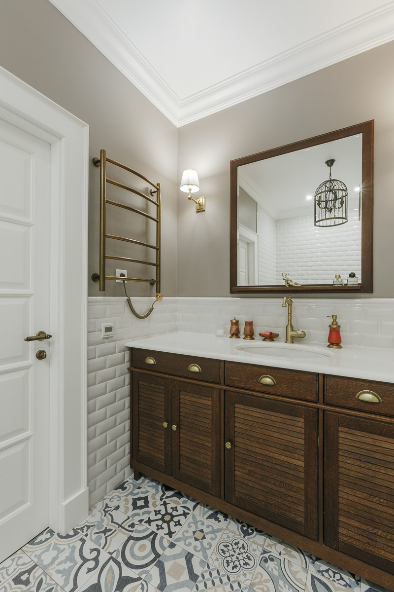 Архитектурная компания ADS GROUP DESIGN совместно с мультибрендовым шоу-румом декора Komod Büro успешно завершили воплощение нового дизайн-проекта. Итогом совместной работы стала квартира в стиле “классика” с элементами эклектичной мебели.