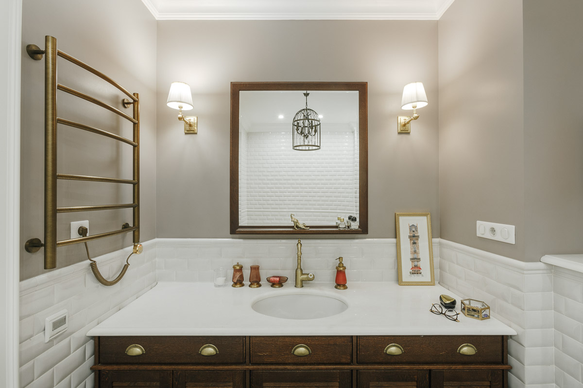 Архитектурная компания ADS GROUP DESIGN совместно с мультибрендовым шоу-румом декора Komod Büro успешно завершили воплощение нового дизайн-проекта. Итогом совместной работы стала квартира в стиле “классика” с элементами эклектичной мебели.