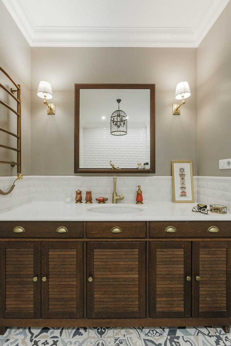 Архитектурная компания ADS GROUP DESIGN совместно с мультибрендовым шоу-румом декора Komod Büro успешно завершили воплощение нового дизайн-проекта. Итогом совместной работы стала квартира в стиле “классика” с элементами эклектичной мебели.