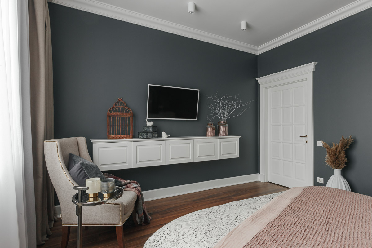 Архитектурная компания ADS GROUP DESIGN совместно с мультибрендовым шоу-румом декора Komod Büro успешно завершили воплощение нового дизайн-проекта. Итогом совместной работы стала квартира в стиле “классика” с элементами эклектичной мебели.