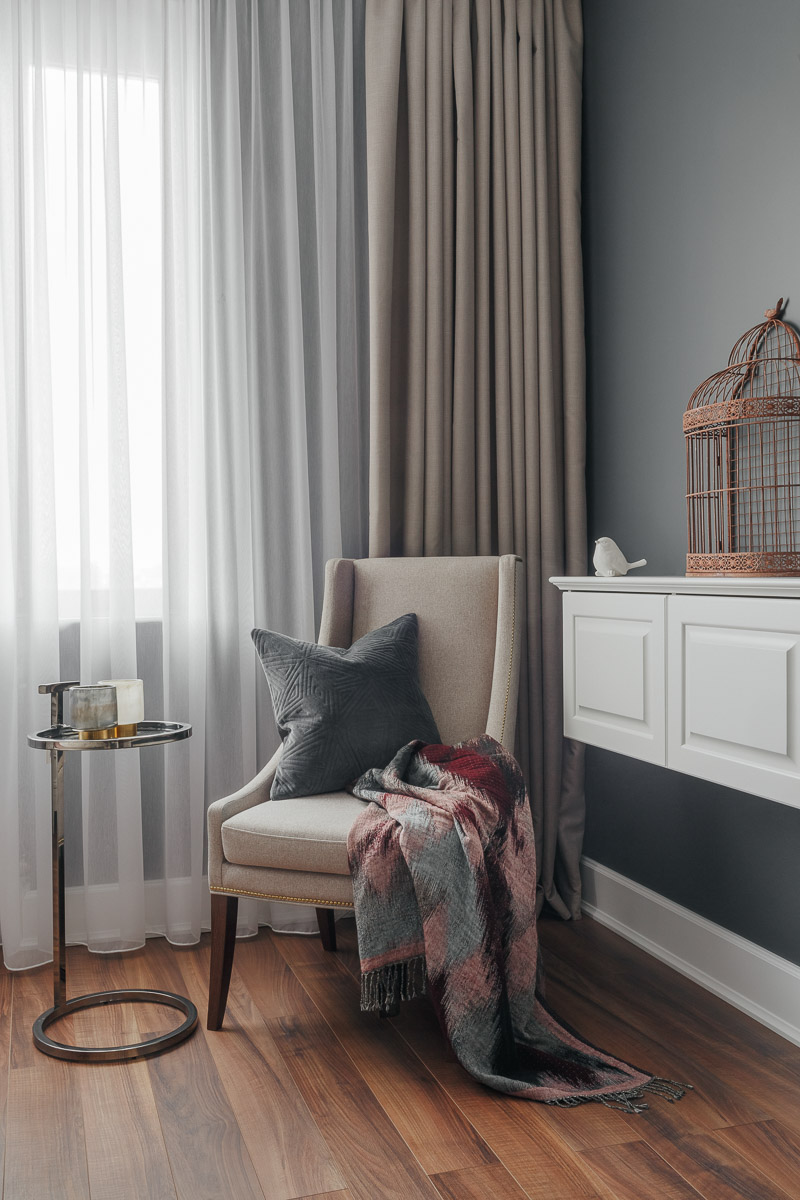 Архитектурная компания ADS GROUP DESIGN совместно с мультибрендовым шоу-румом декора Komod Büro успешно завершили воплощение нового дизайн-проекта. Итогом совместной работы стала квартира в стиле “классика” с элементами эклектичной мебели.