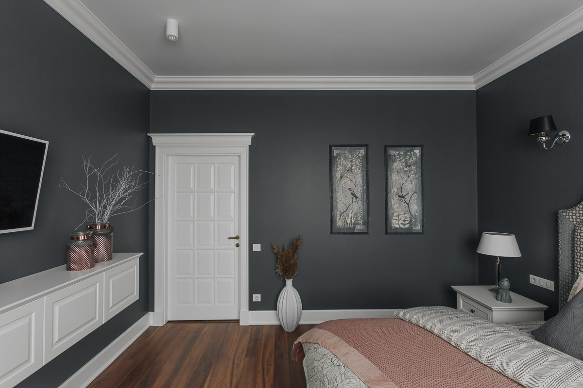 Архитектурная компания ADS GROUP DESIGN совместно с мультибрендовым шоу-румом декора Komod Büro успешно завершили воплощение нового дизайн-проекта. Итогом совместной работы стала квартира в стиле “классика” с элементами эклектичной мебели.