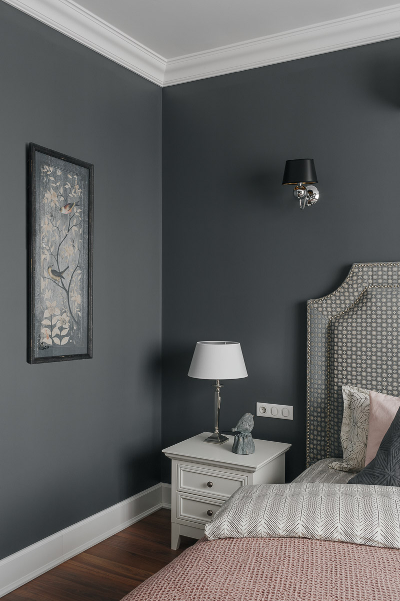 Архитектурная компания ADS GROUP DESIGN совместно с мультибрендовым шоу-румом декора Komod Büro успешно завершили воплощение нового дизайн-проекта. Итогом совместной работы стала квартира в стиле “классика” с элементами эклектичной мебели.