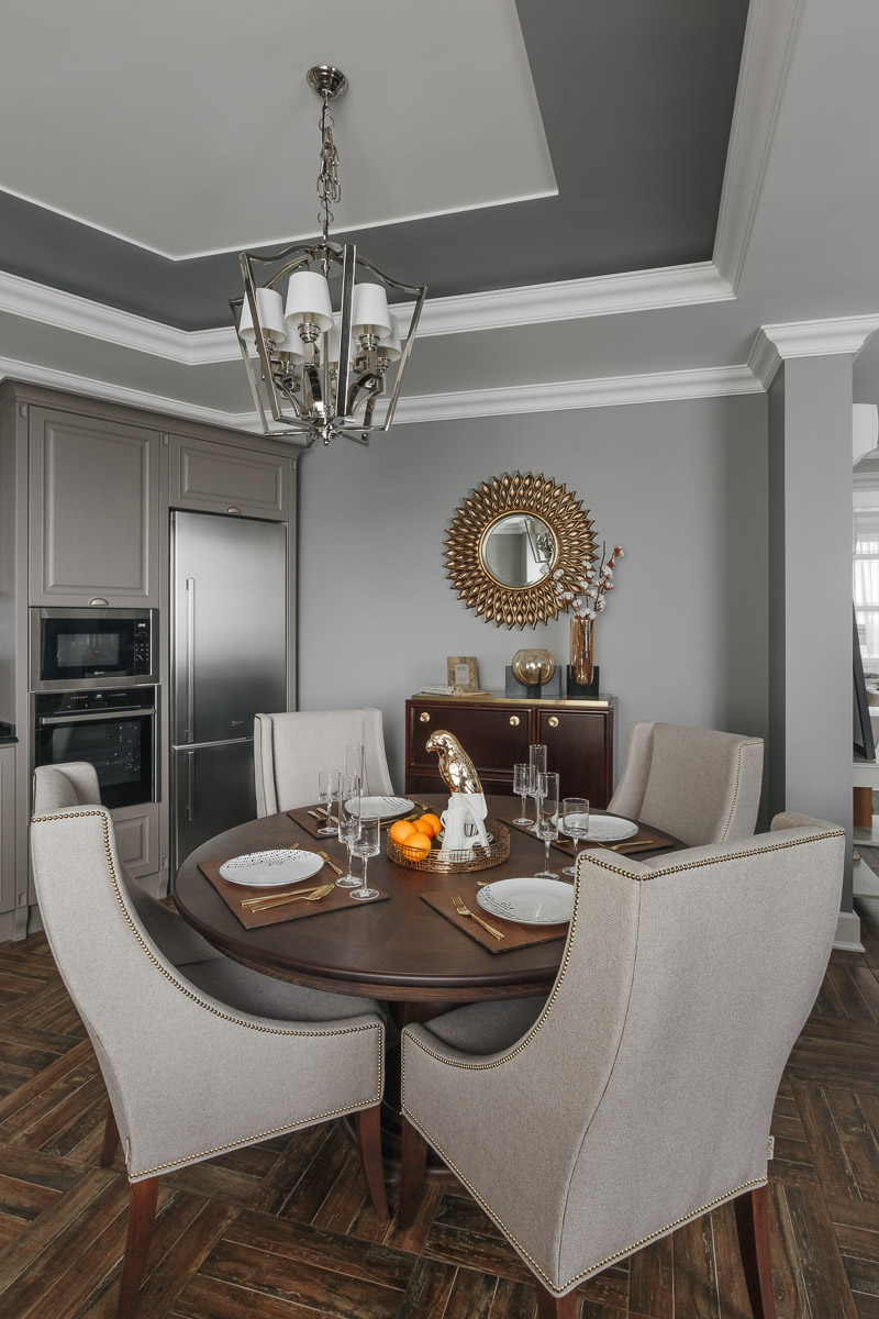 Архитектурная компания ADS GROUP DESIGN совместно с мультибрендовым шоу-румом декора Komod Büro успешно завершили воплощение нового дизайн-проекта. Итогом совместной работы стала квартира в стиле “классика” с элементами эклектичной мебели.