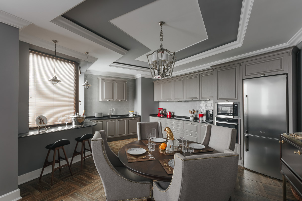 Архитектурная компания ADS GROUP DESIGN совместно с мультибрендовым шоу-румом декора Komod Büro успешно завершили воплощение нового дизайн-проекта. Итогом совместной работы стала квартира в стиле “классика” с элементами эклектичной мебели.