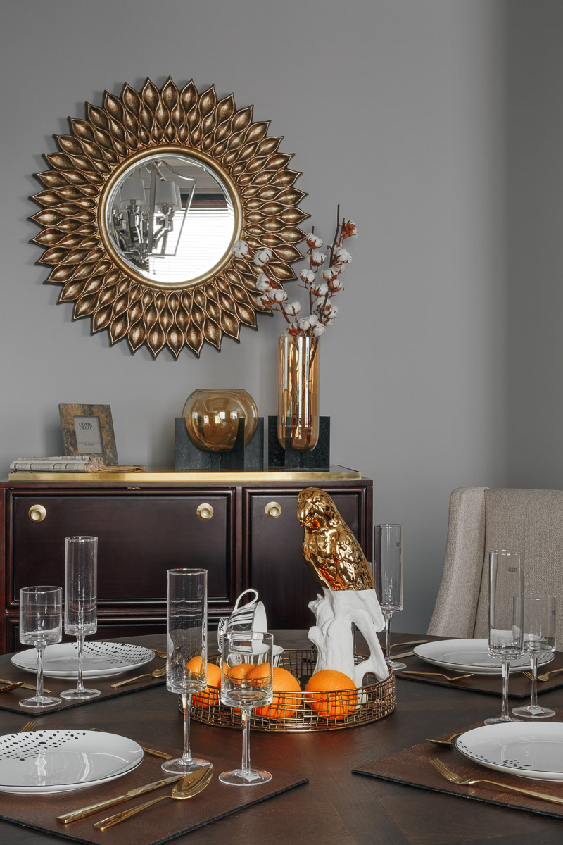 Архитектурная компания ADS GROUP DESIGN совместно с мультибрендовым шоу-румом декора Komod Büro успешно завершили воплощение нового дизайн-проекта. Итогом совместной работы стала квартира в стиле “классика” с элементами эклектичной мебели.