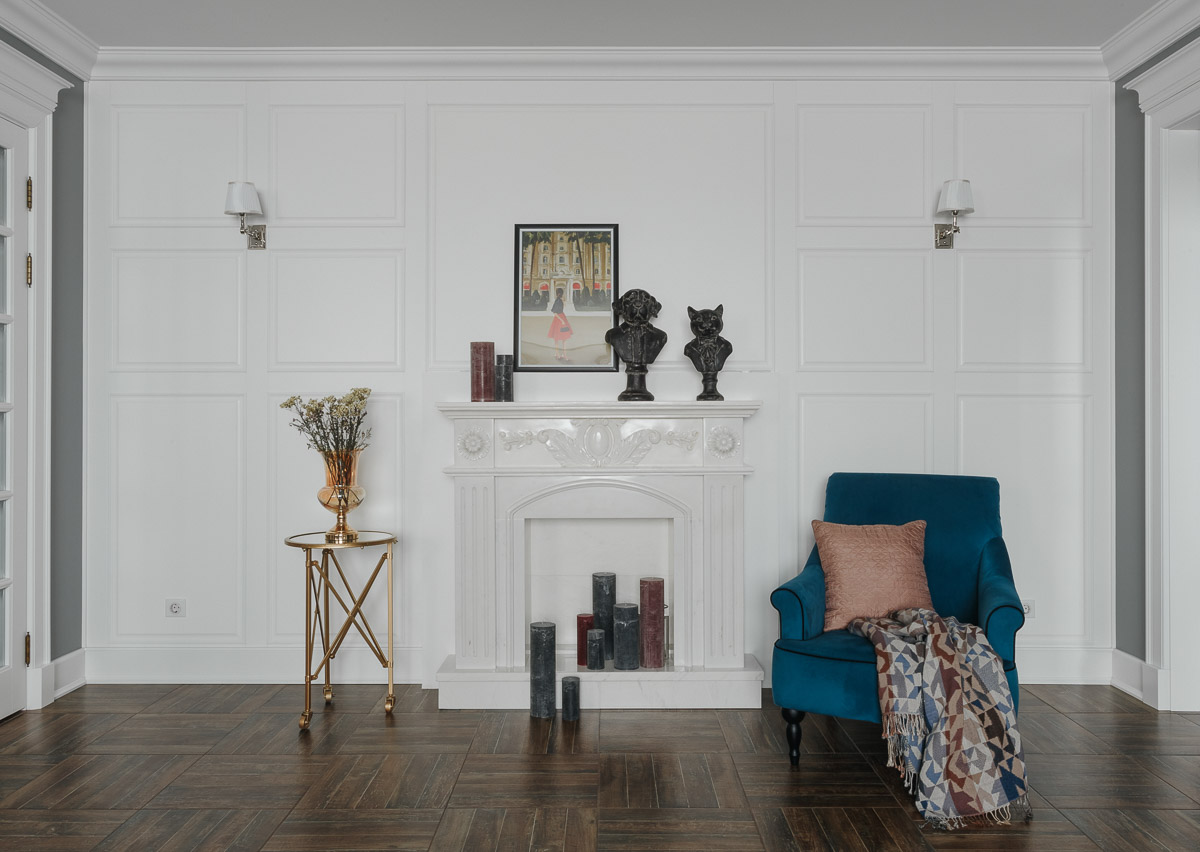 Архитектурная компания ADS GROUP DESIGN совместно с мультибрендовым шоу-румом декора Komod Büro успешно завершили воплощение нового дизайн-проекта. Итогом совместной работы стала квартира в стиле “классика” с элементами эклектичной мебели.