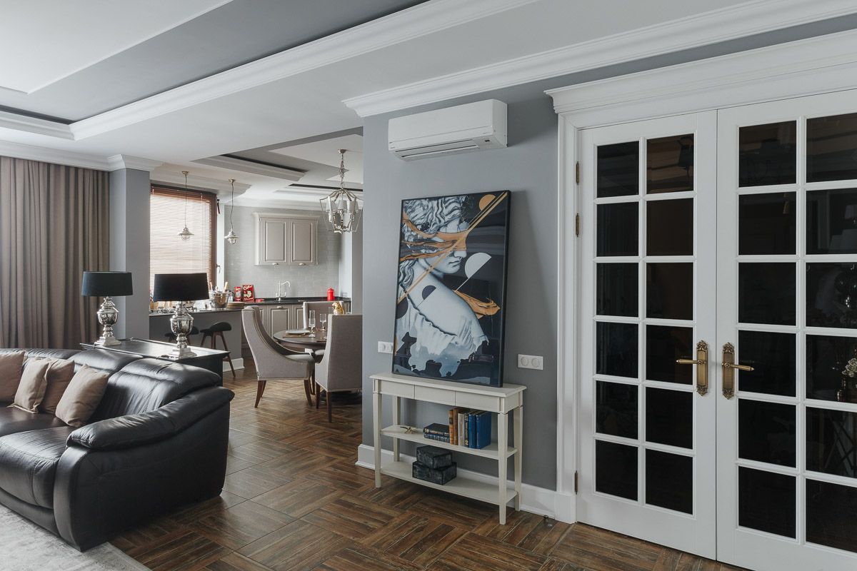 Архитектурная компания ADS GROUP DESIGN совместно с мультибрендовым шоу-румом декора Komod Büro успешно завершили воплощение нового дизайн-проекта. Итогом совместной работы стала квартира в стиле “классика” с элементами эклектичной мебели.