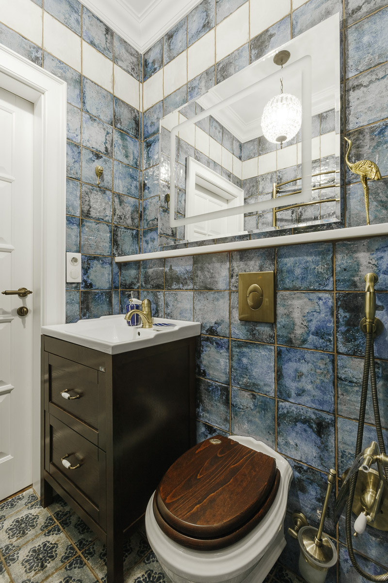 Архитектурная компания ADS GROUP DESIGN совместно с мультибрендовым шоу-румом декора Komod Büro успешно завершили воплощение нового дизайн-проекта. Итогом совместной работы стала квартира в стиле “классика” с элементами эклектичной мебели.