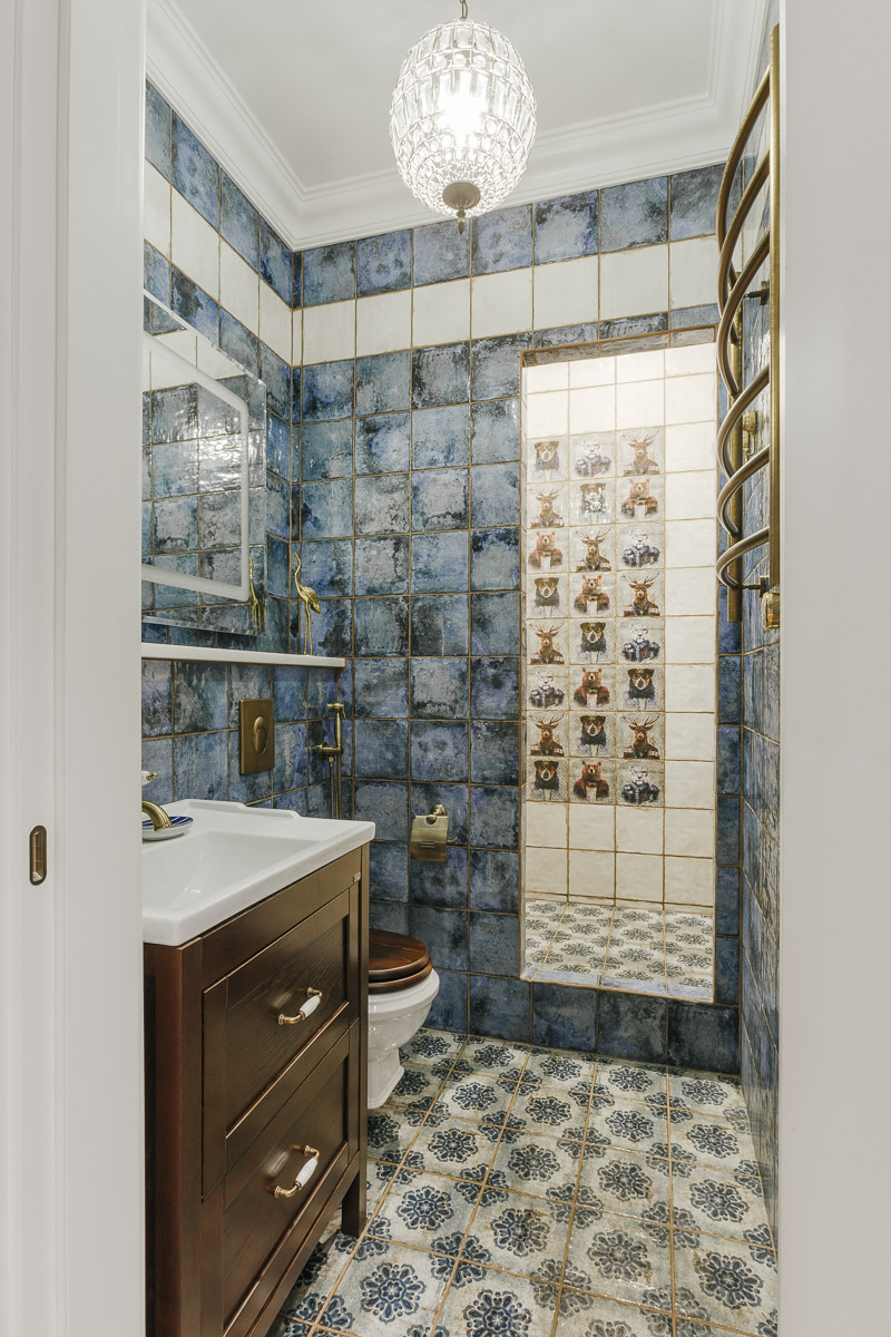 Архитектурная компания ADS GROUP DESIGN совместно с мультибрендовым шоу-румом декора Komod Büro успешно завершили воплощение нового дизайн-проекта. Итогом совместной работы стала квартира в стиле “классика” с элементами эклектичной мебели.