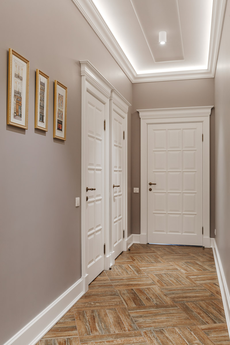 Архитектурная компания ADS GROUP DESIGN совместно с мультибрендовым шоу-румом декора Komod Büro успешно завершили воплощение нового дизайн-проекта. Итогом совместной работы стала квартира в стиле “классика” с элементами эклектичной мебели.