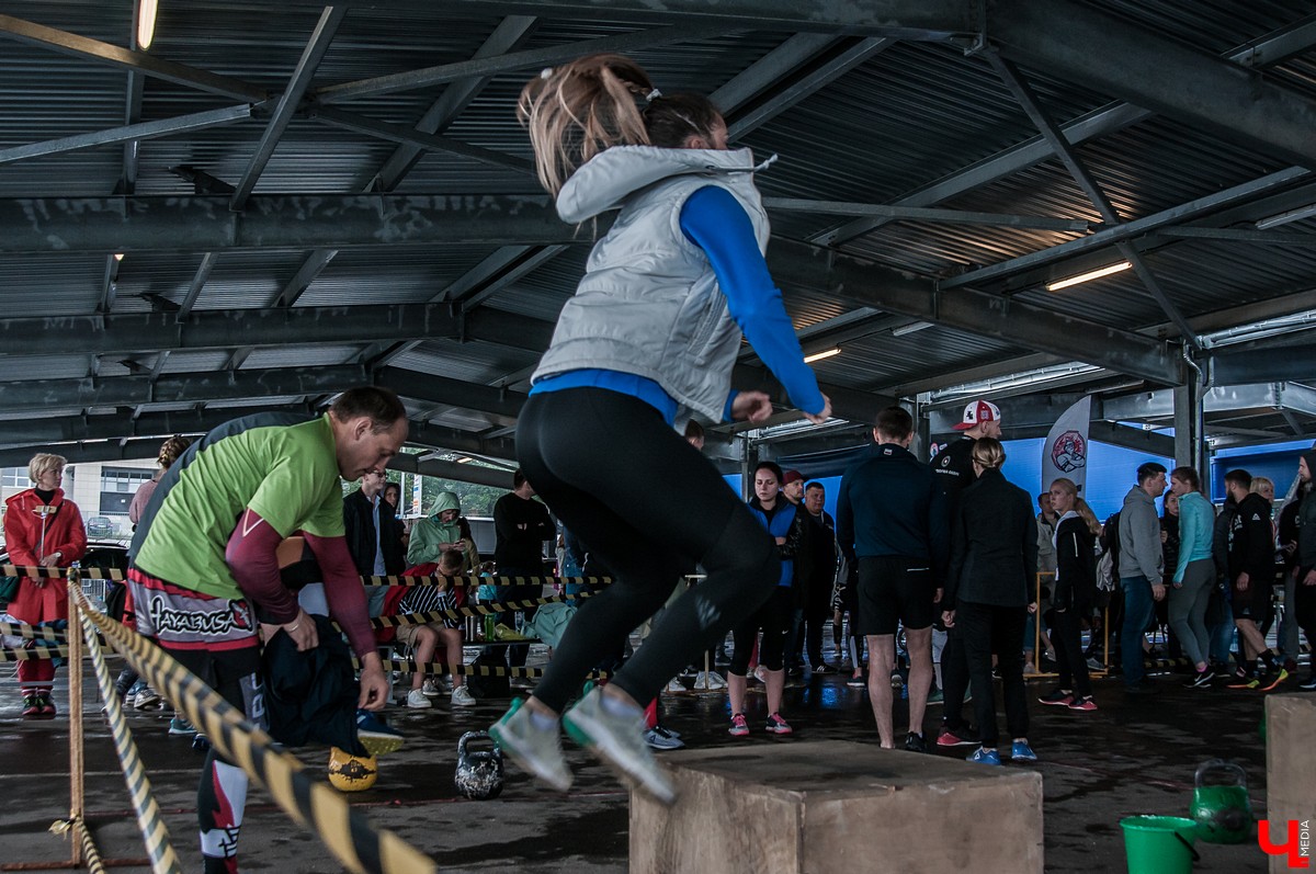 Во Владимире прошел межрегиональный чемпионат по кроссфиту. На него приехало 18 команд из ЦФО. Победителями стали спортсмены из Костромы