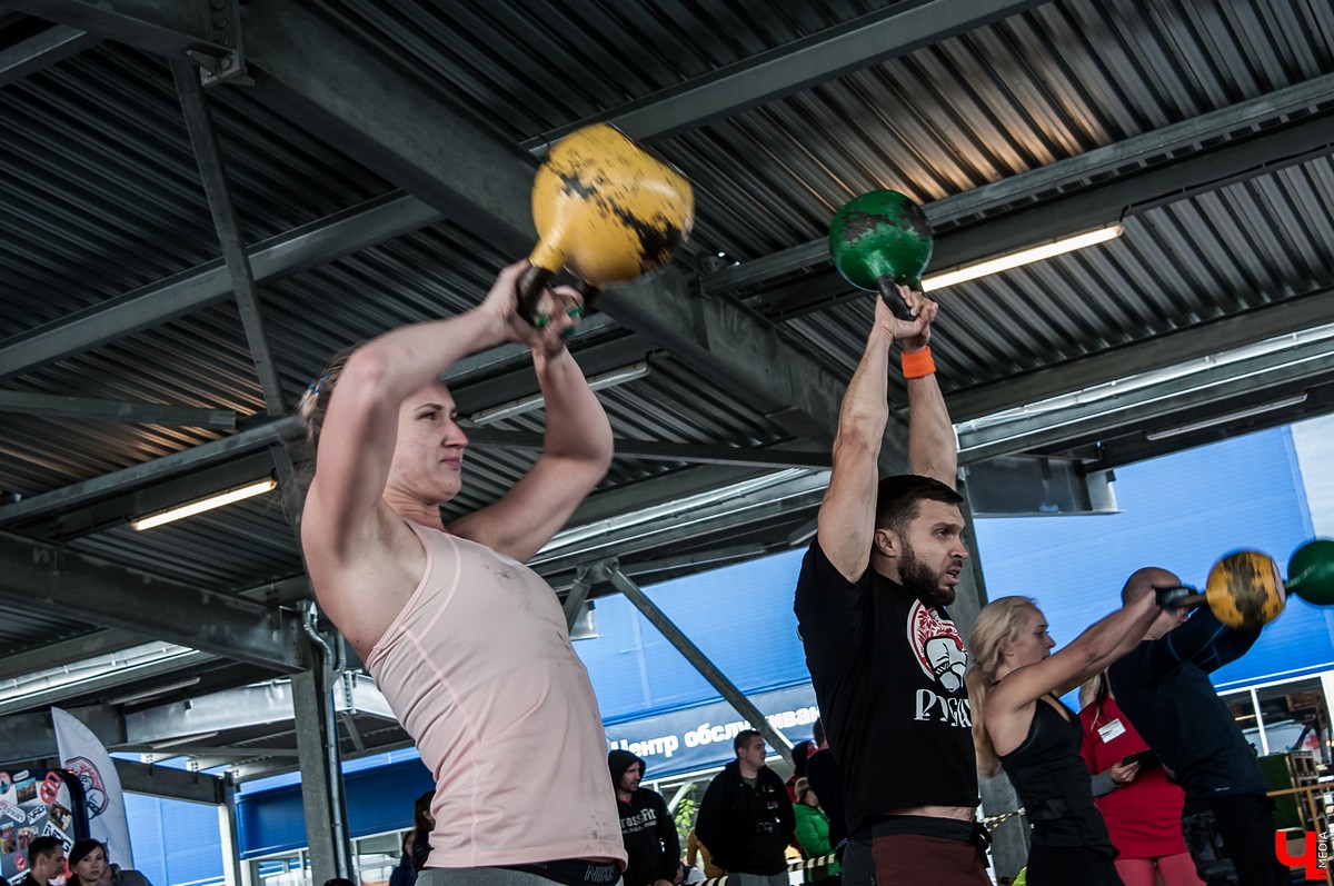 Во Владимире прошел межрегиональный чемпионат по кроссфиту. На него приехало 18 команд из ЦФО. Победителями стали спортсмены из Костромы