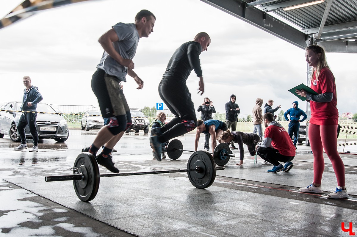 Во Владимире прошел межрегиональный чемпионат по кроссфиту. На него приехало 18 команд из ЦФО. Победителями стали спортсмены из Костромы