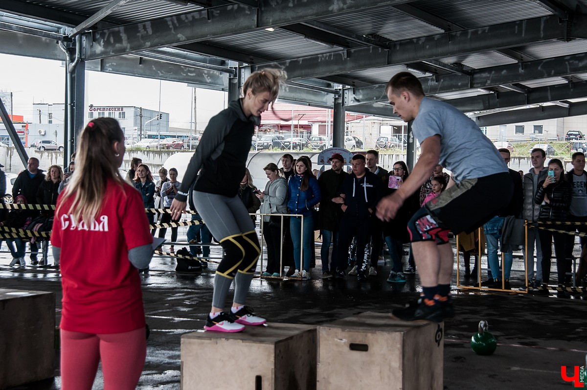 Во Владимире прошел межрегиональный чемпионат по кроссфиту. На него приехало 18 команд из ЦФО. Победителями стали спортсмены из Костромы