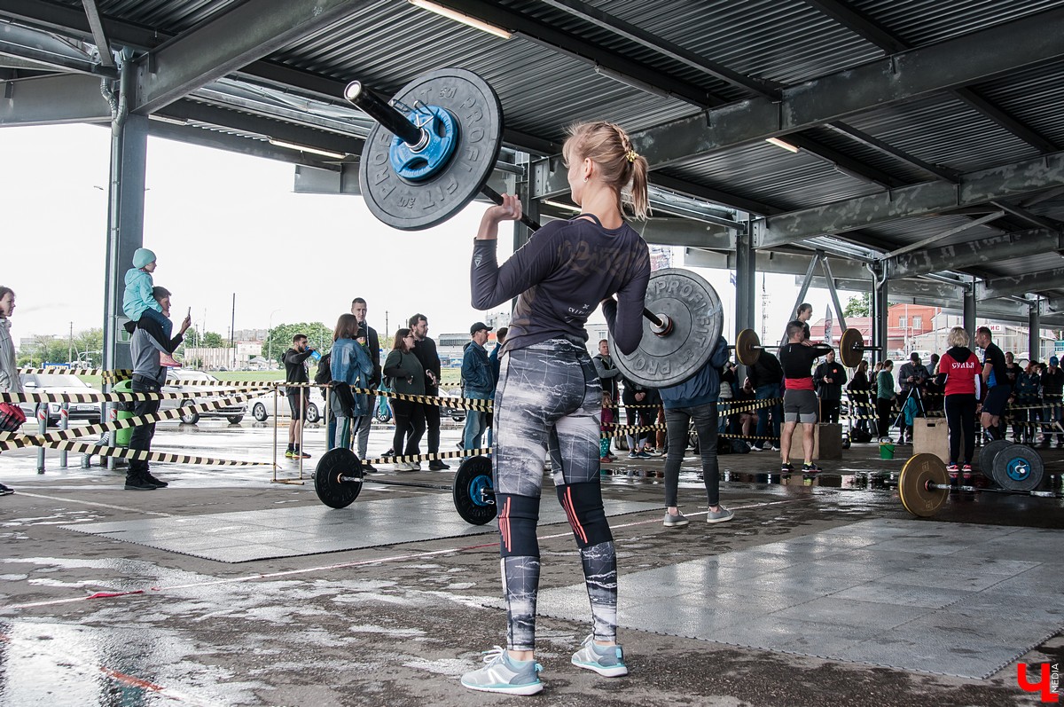 Во Владимире прошел межрегиональный чемпионат по кроссфиту. На него приехало 18 команд из ЦФО. Победителями стали спортсмены из Костромы