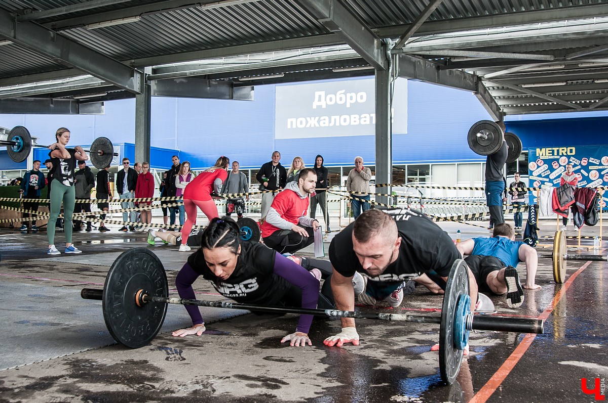 Во Владимире прошел межрегиональный чемпионат по кроссфиту. На него приехало 18 команд из ЦФО. Победителями стали спортсмены из Костромы