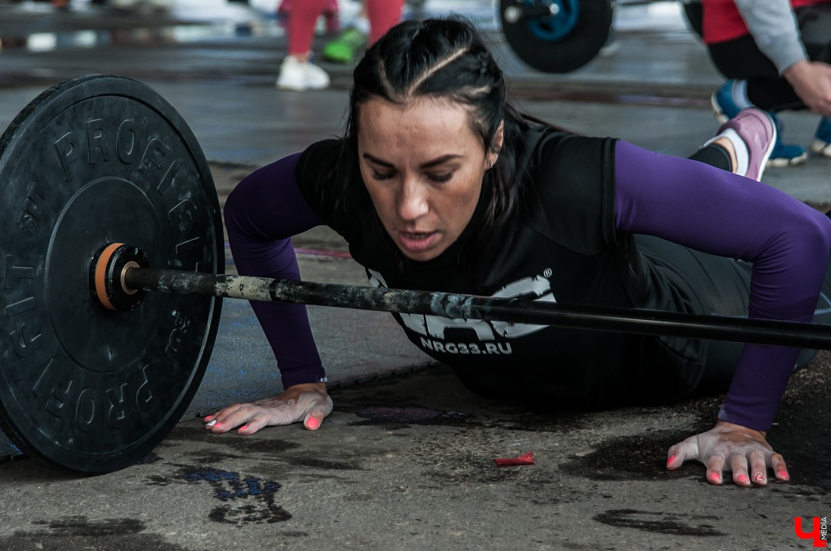 Во Владимире прошел межрегиональный чемпионат по кроссфиту. На него приехало 18 команд из ЦФО. Победителями стали спортсмены из Костромы