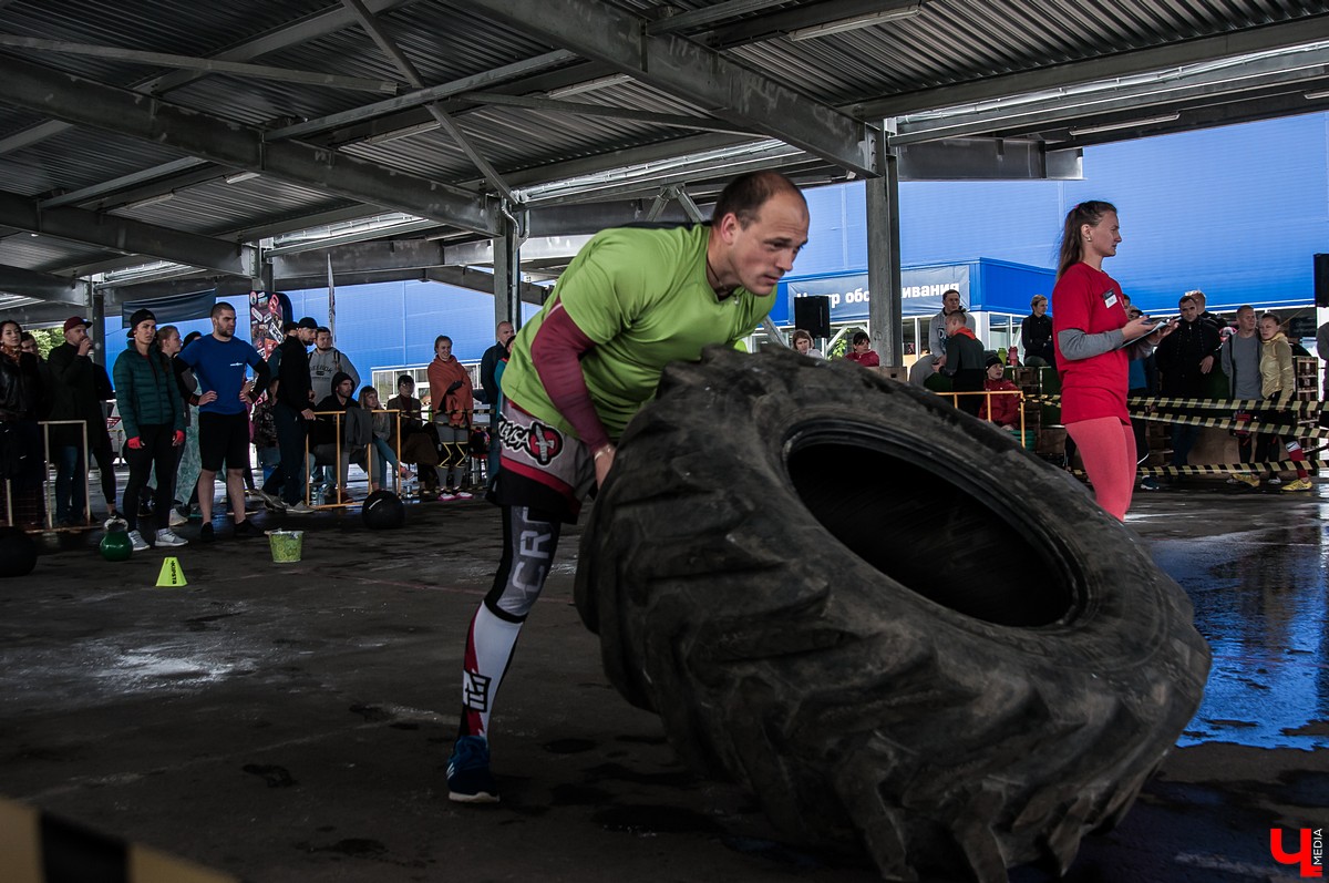Во Владимире прошел межрегиональный чемпионат по кроссфиту. На него приехало 18 команд из ЦФО. Победителями стали спортсмены из Костромы