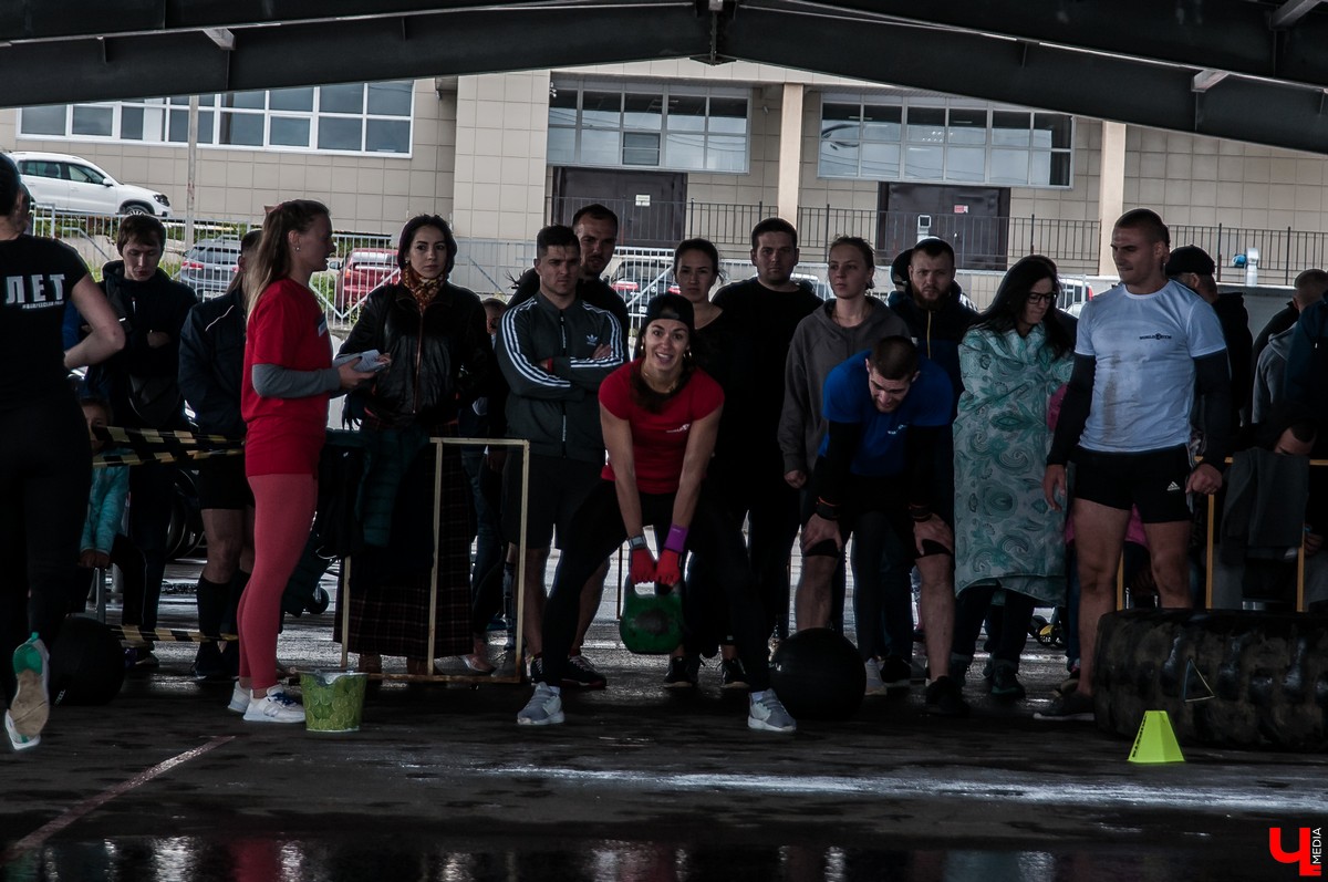 Во Владимире прошел межрегиональный чемпионат по кроссфиту. На него приехало 18 команд из ЦФО. Победителями стали спортсмены из Костромы