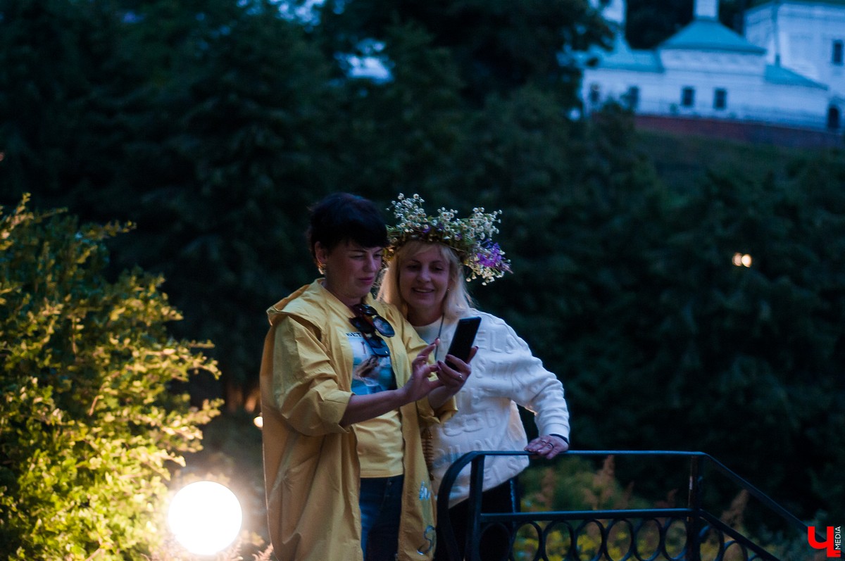 В Патриаршем саду Владимира прошла ночь Ивана Купалы. Владимирцы увидели выступления приглашенных артистов и огненное шоу.