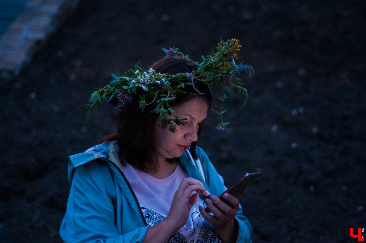 В Патриаршем саду Владимира прошла ночь Ивана Купалы. Владимирцы увидели выступления приглашенных артистов и огненное шоу.