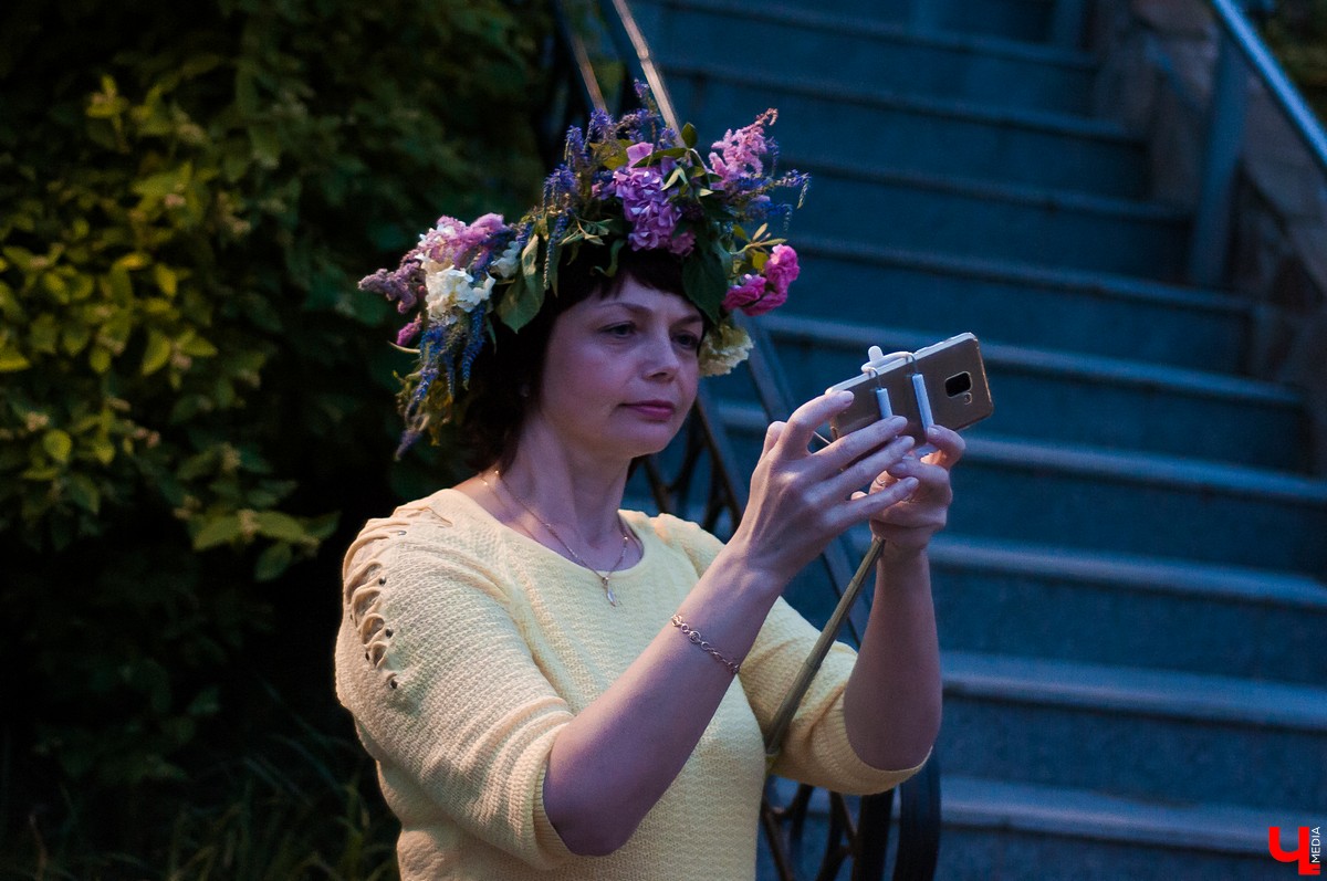 В Патриаршем саду Владимира прошла ночь Ивана Купалы. Владимирцы увидели выступления приглашенных артистов и огненное шоу.