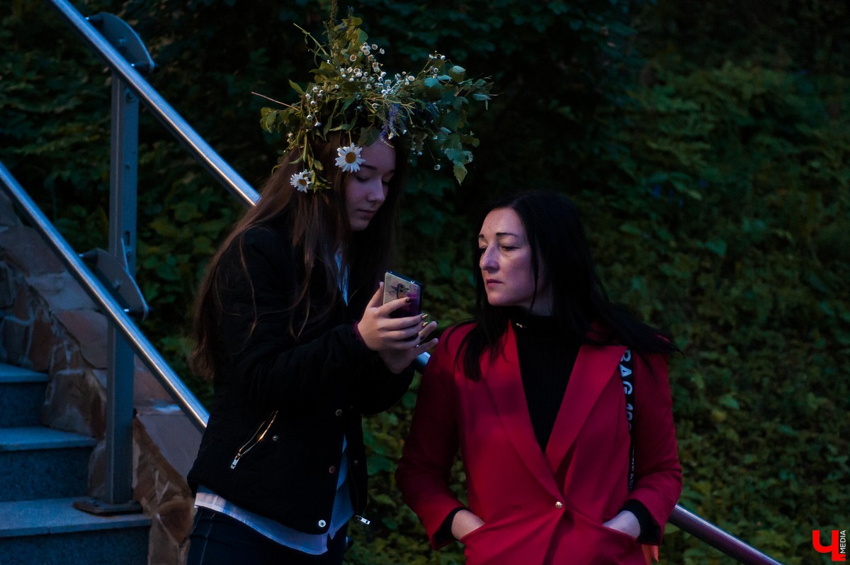 В Патриаршем саду Владимира прошла ночь Ивана Купалы. Владимирцы увидели выступления приглашенных артистов и огненное шоу.