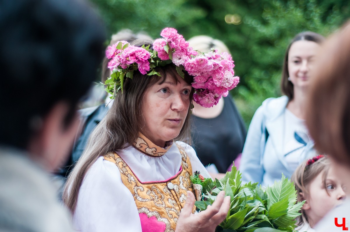В Патриаршем саду Владимира прошла ночь Ивана Купалы. Владимирцы увидели выступления приглашенных артистов и огненное шоу.