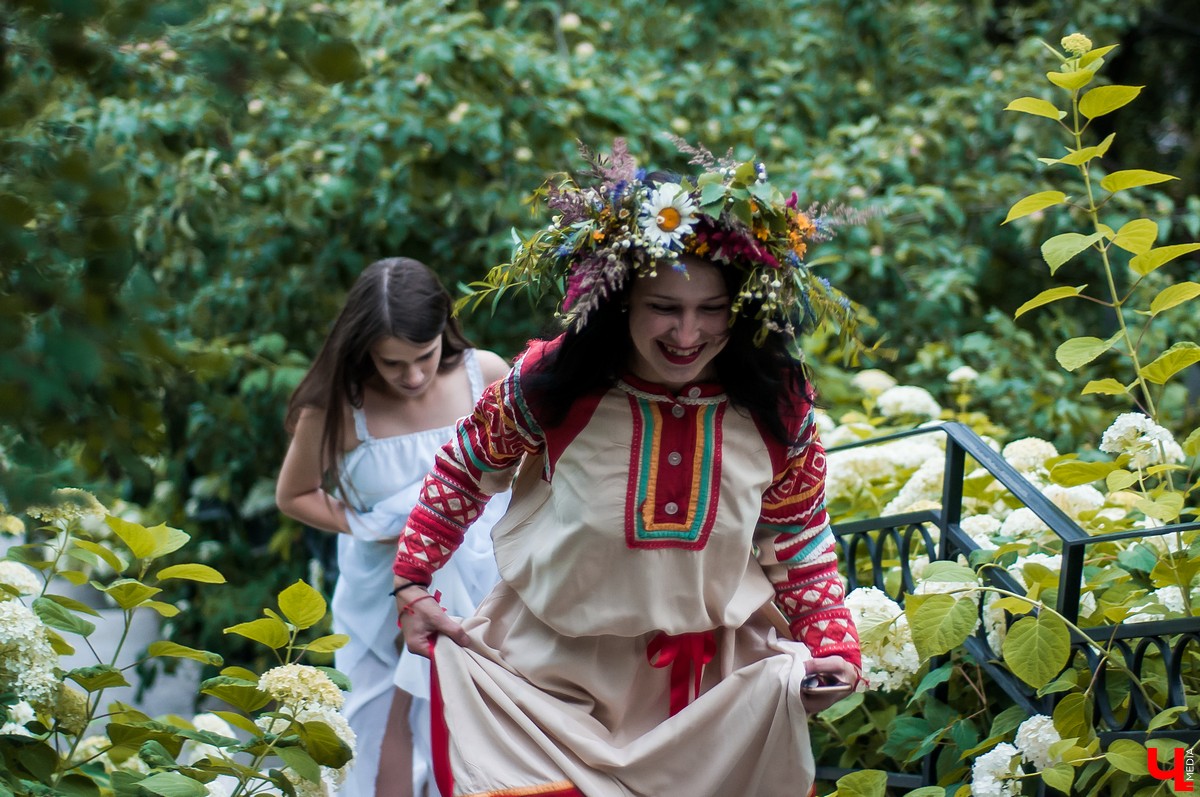 В Патриаршем саду Владимира прошла ночь Ивана Купалы. Владимирцы увидели выступления приглашенных артистов и огненное шоу.