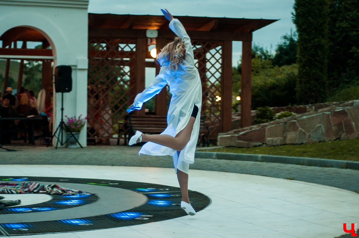 В Патриаршем саду Владимира прошла ночь Ивана Купалы. Владимирцы увидели выступления приглашенных артистов и огненное шоу.