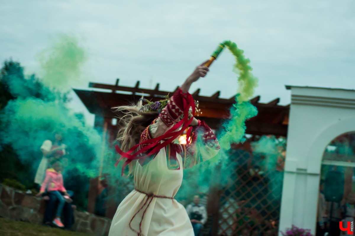 В Патриаршем саду Владимира прошла ночь Ивана Купалы. Владимирцы увидели выступления приглашенных артистов и огненное шоу.