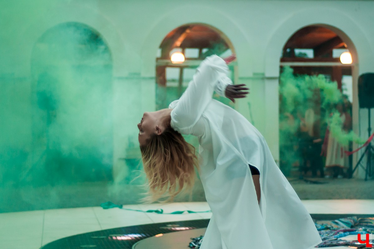 В Патриаршем саду Владимира прошла ночь Ивана Купалы. Владимирцы увидели выступления приглашенных артистов и огненное шоу.