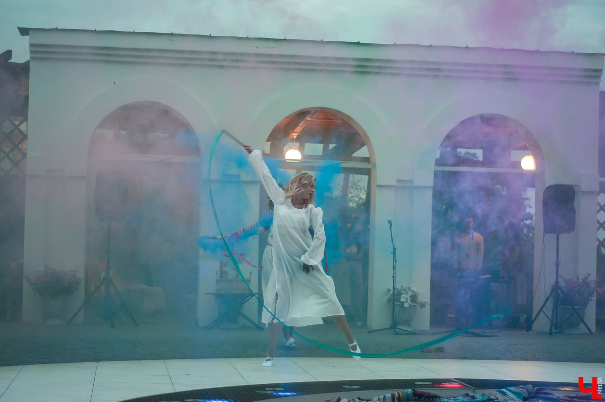 В Патриаршем саду Владимира прошла ночь Ивана Купалы. Владимирцы увидели выступления приглашенных артистов и огненное шоу.