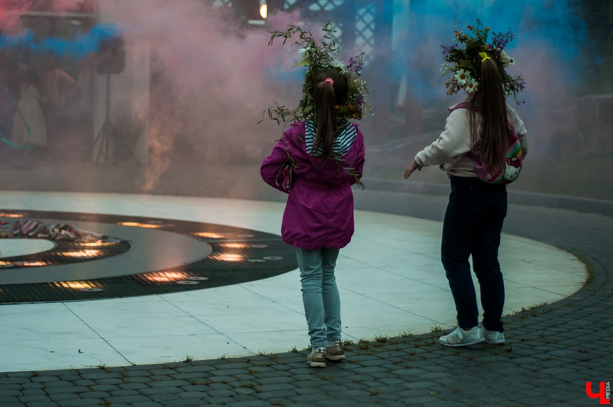 В Патриаршем саду Владимира прошла ночь Ивана Купалы. Владимирцы увидели выступления приглашенных артистов и огненное шоу.