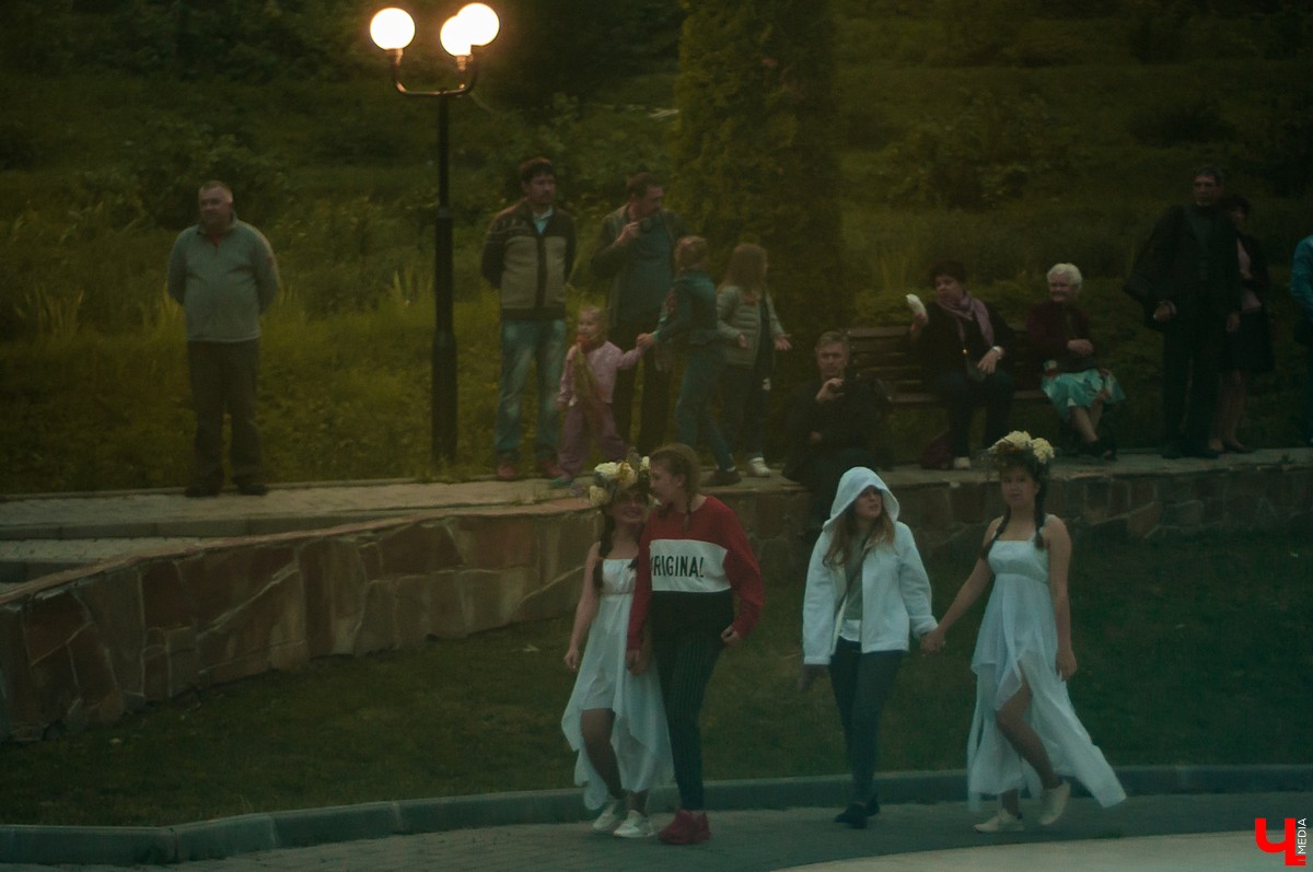 В Патриаршем саду Владимира прошла ночь Ивана Купалы. Владимирцы увидели выступления приглашенных артистов и огненное шоу.