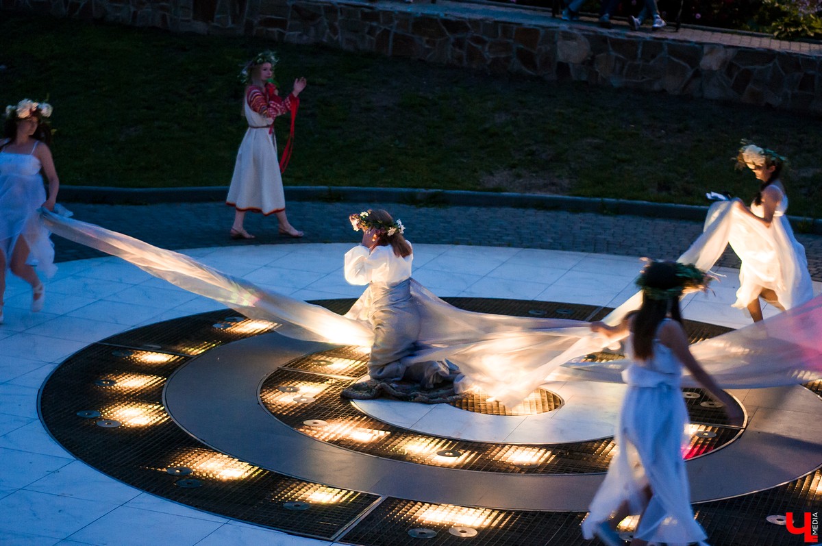 В Патриаршем саду Владимира прошла ночь Ивана Купалы. Владимирцы увидели выступления приглашенных артистов и огненное шоу.