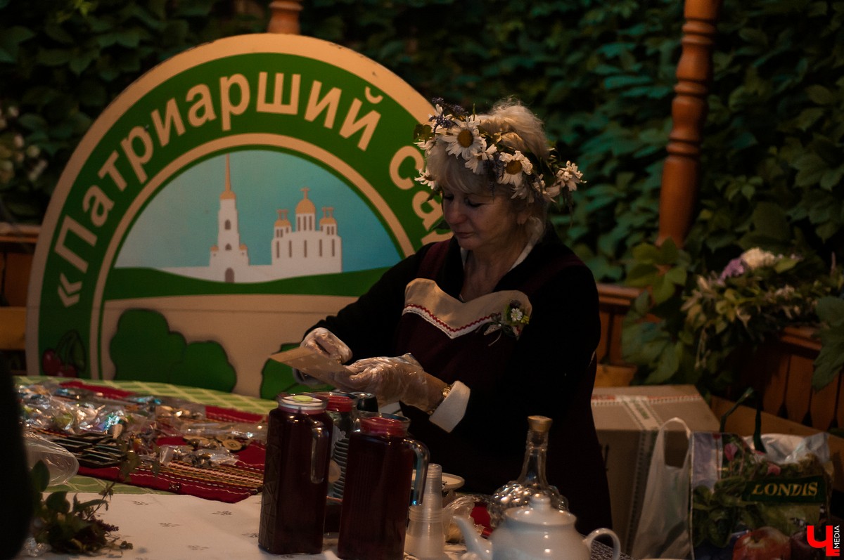 В Патриаршем саду Владимира прошла ночь Ивана Купалы. Владимирцы увидели выступления приглашенных артистов и огненное шоу.