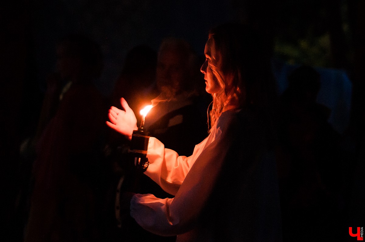 В Патриаршем саду Владимира прошла ночь Ивана Купалы. Владимирцы увидели выступления приглашенных артистов и огненное шоу.