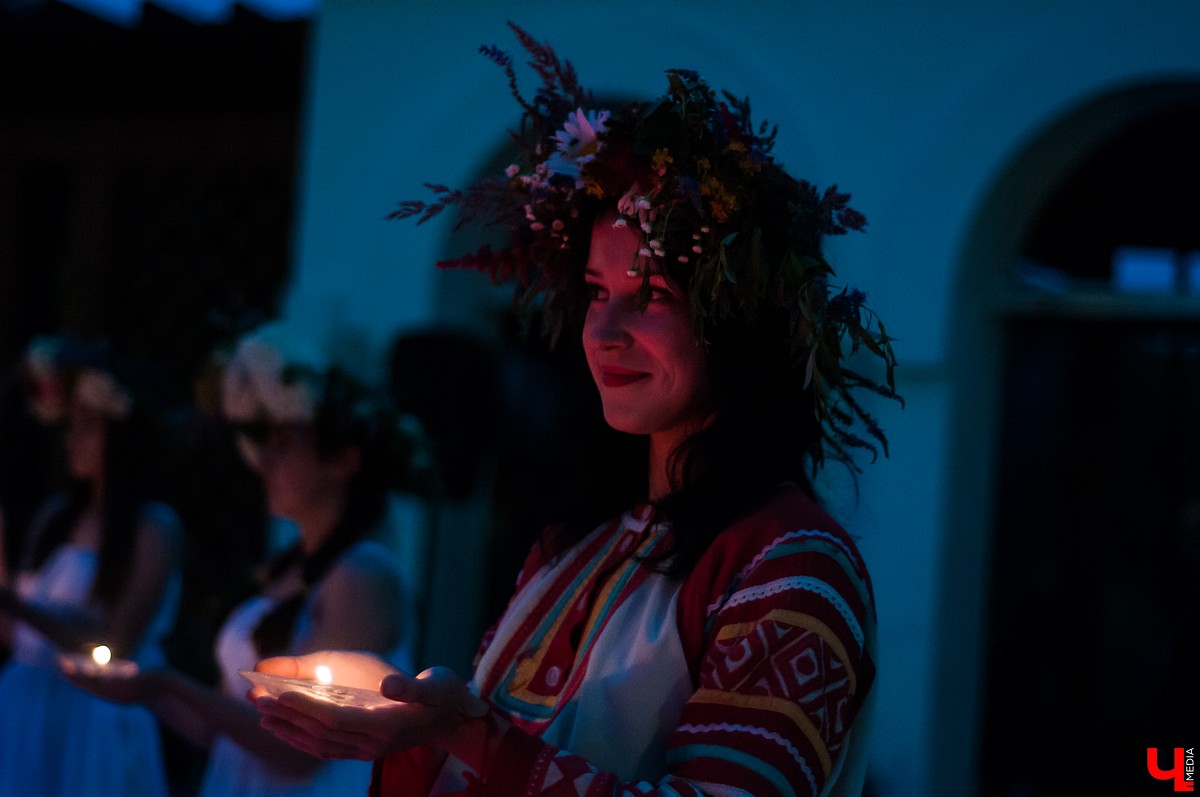 В Патриаршем саду Владимира прошла ночь Ивана Купалы. Владимирцы увидели выступления приглашенных артистов и огненное шоу.