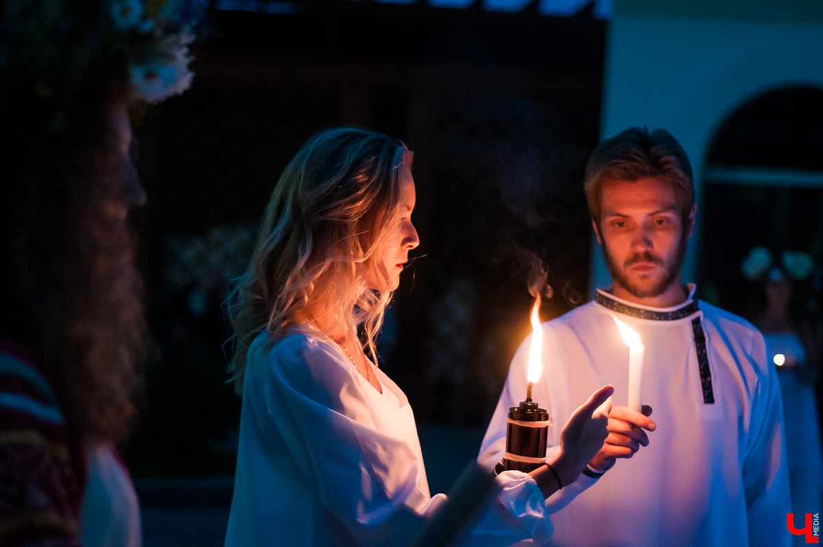 В Патриаршем саду Владимира прошла ночь Ивана Купалы. Владимирцы увидели выступления приглашенных артистов и огненное шоу.