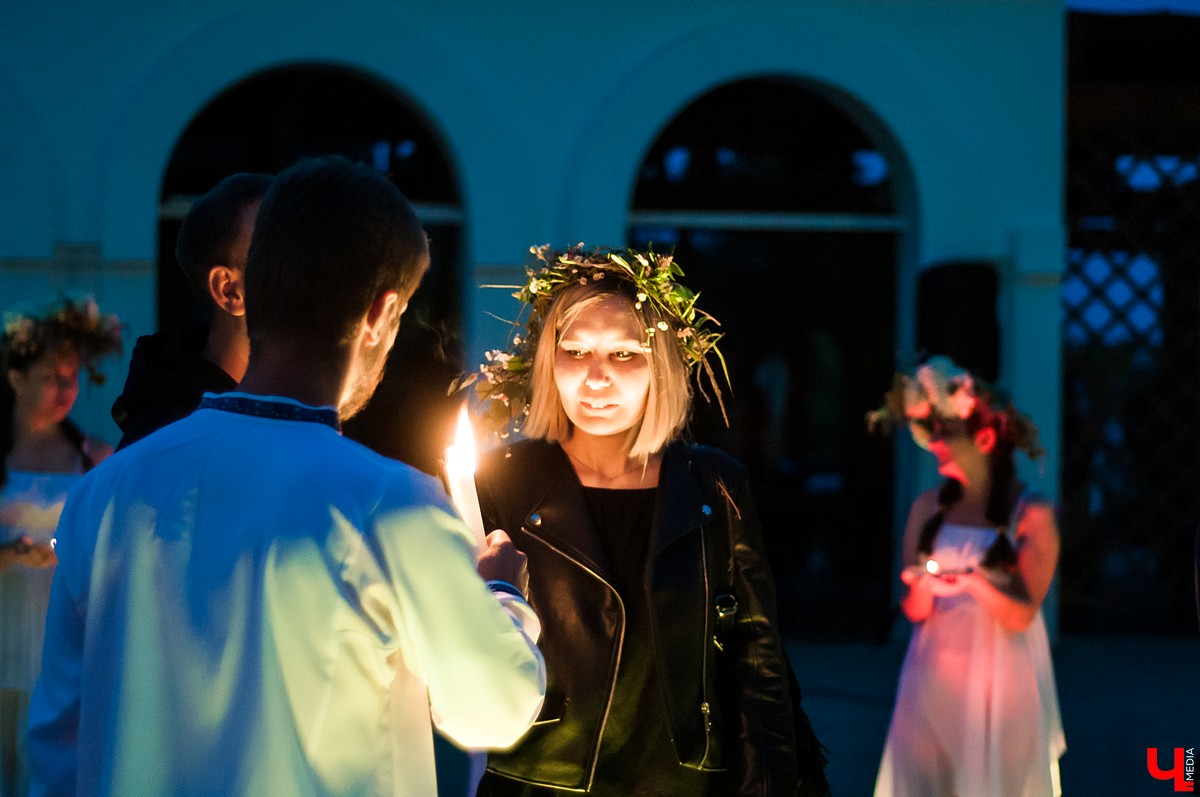 В Патриаршем саду Владимира прошла ночь Ивана Купалы. Владимирцы увидели выступления приглашенных артистов и огненное шоу.