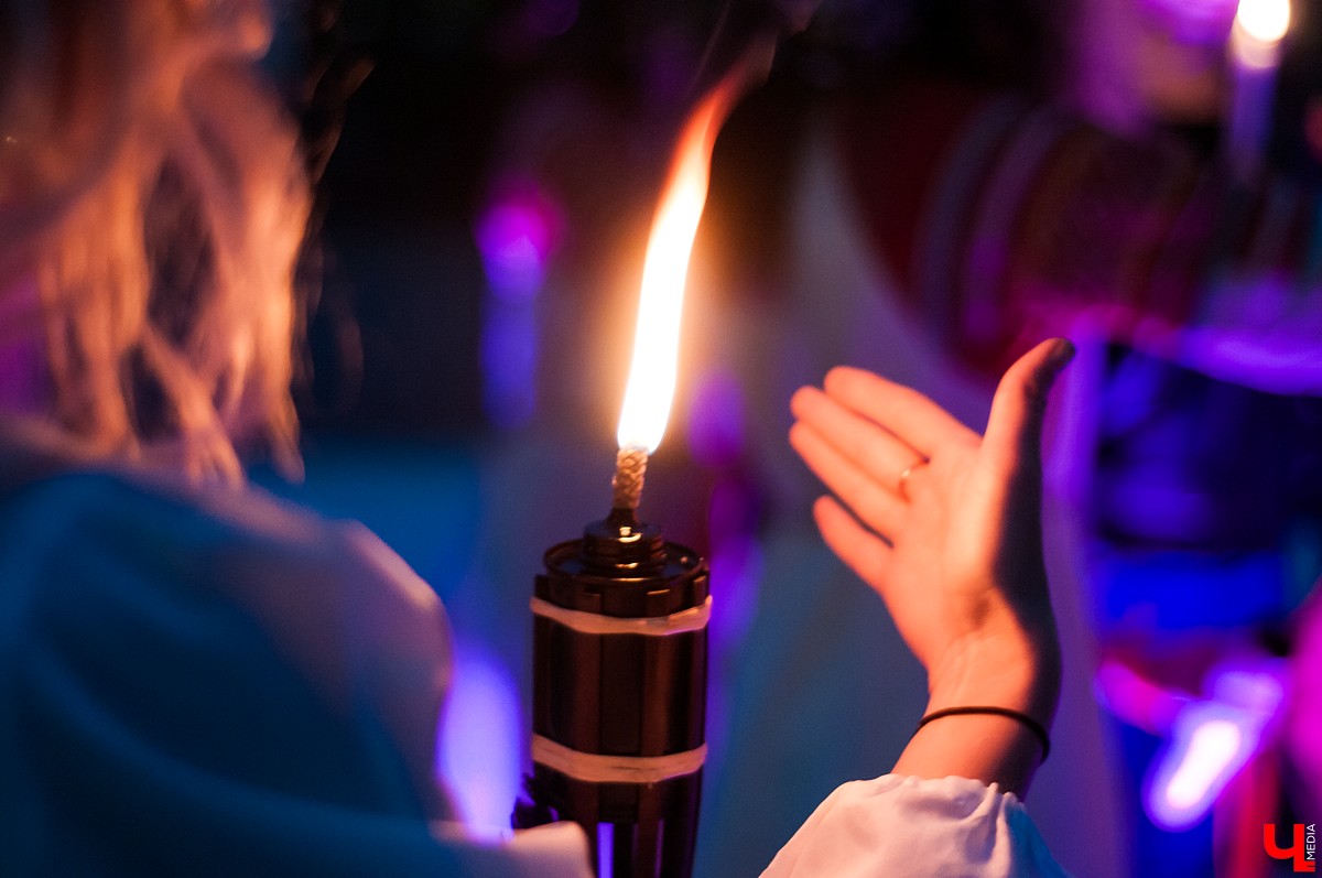 В Патриаршем саду Владимира прошла ночь Ивана Купалы. Владимирцы увидели выступления приглашенных артистов и огненное шоу.