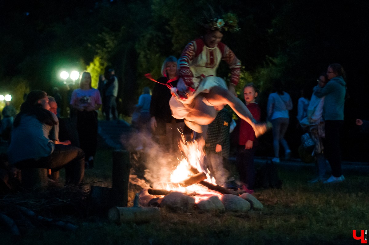 В Патриаршем саду Владимира прошла ночь Ивана Купалы. Владимирцы увидели выступления приглашенных артистов и огненное шоу.