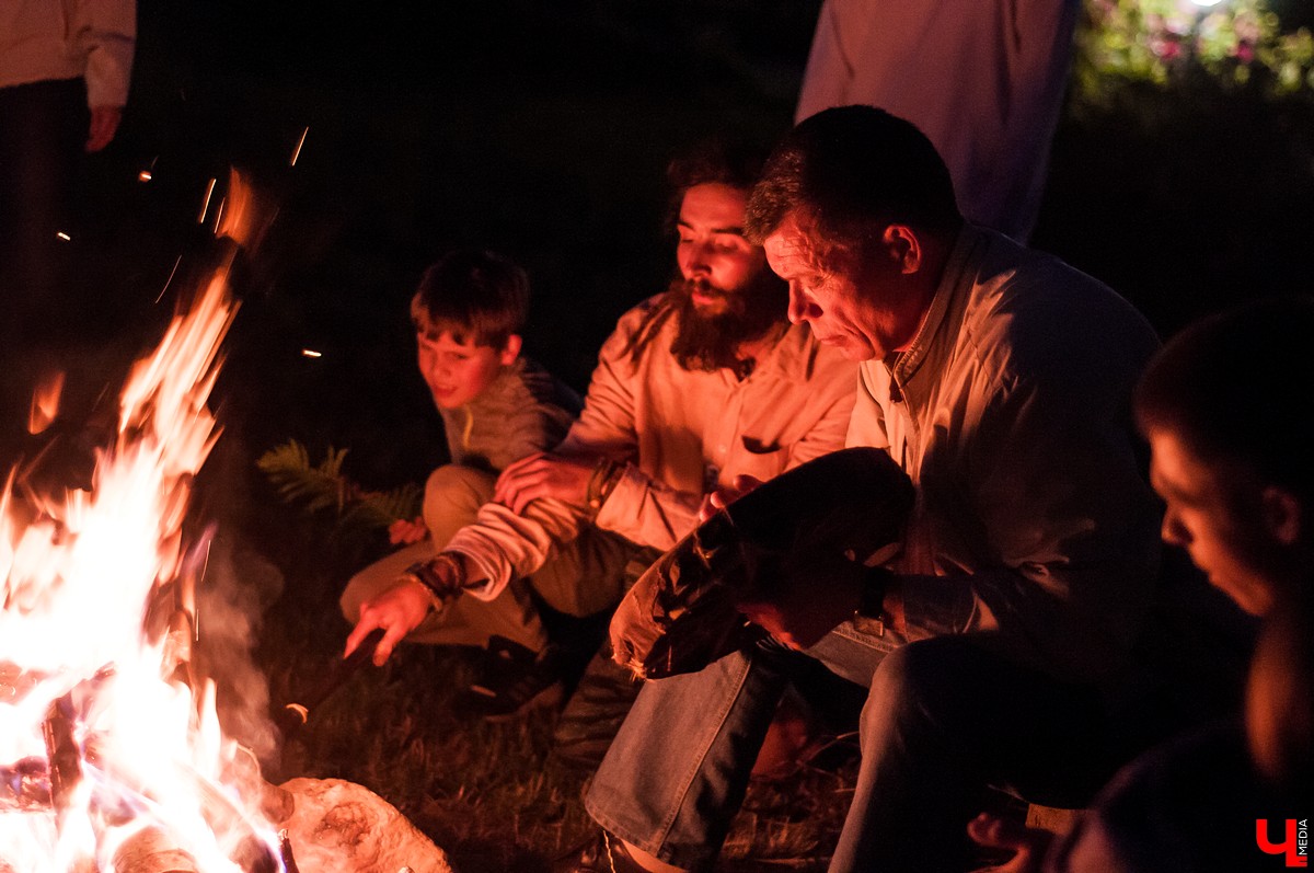 В Патриаршем саду Владимира прошла ночь Ивана Купалы. Владимирцы увидели выступления приглашенных артистов и огненное шоу.