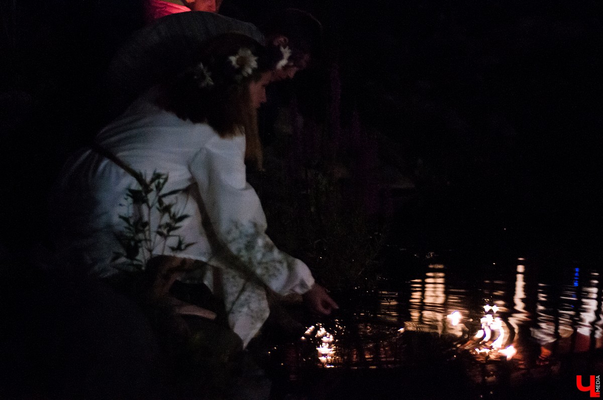 В Патриаршем саду Владимира прошла ночь Ивана Купалы. Владимирцы увидели выступления приглашенных артистов и огненное шоу.