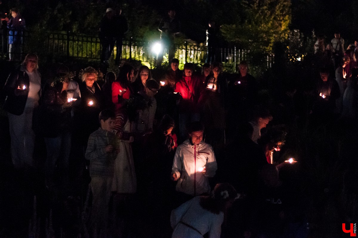 В Патриаршем саду Владимира прошла ночь Ивана Купалы. Владимирцы увидели выступления приглашенных артистов и огненное шоу.